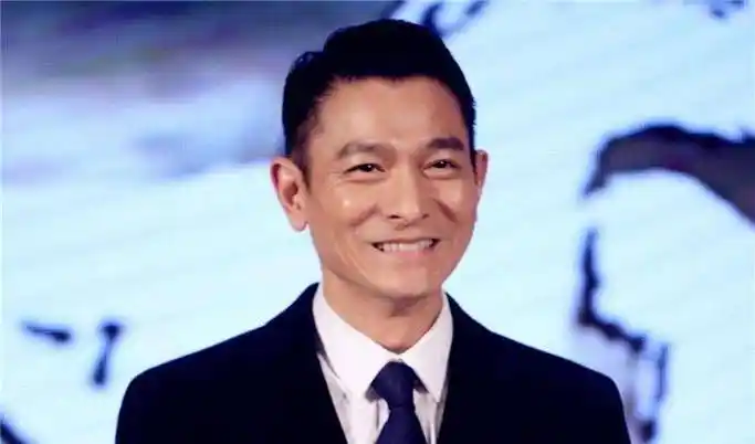 62岁张学友近照,胡子花白皮肤黑,四大天王中谁老的最快?