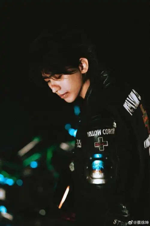 蔡徐坤骑机车了战损机车风造型帅爆了有末日大片既视感