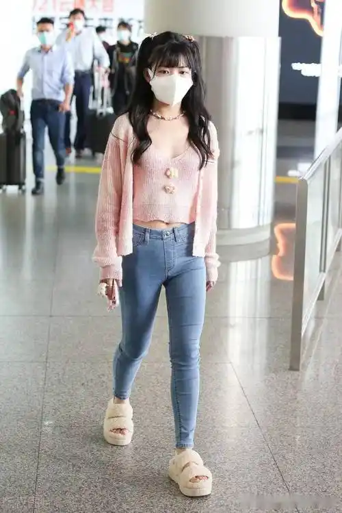 赖美云身穿粉色针织开衫牛仔裤清新减龄双马尾辫可爱俏皮