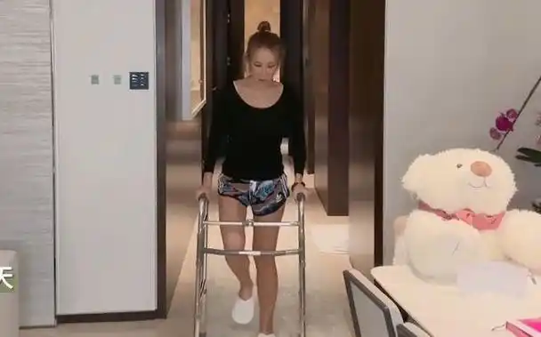 自李玟去世以来,她的老公乐裕民一直备受外界热议,8月7日,乐裕民身边