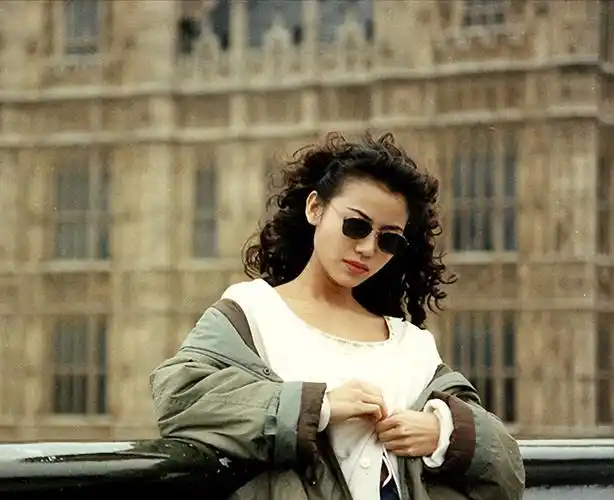 不过相较于做歌手,陈雅伦在演戏上的天赋就有些差强人意,虽然先后和