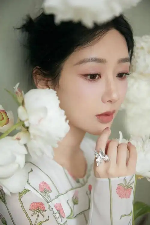 照片中杨紫手持白芍药,人比花美.