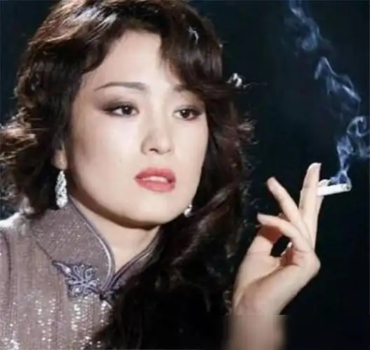 影视剧里女星抽烟王祖贤帅气杨幂霸气看到巩俐不愧是巩皇