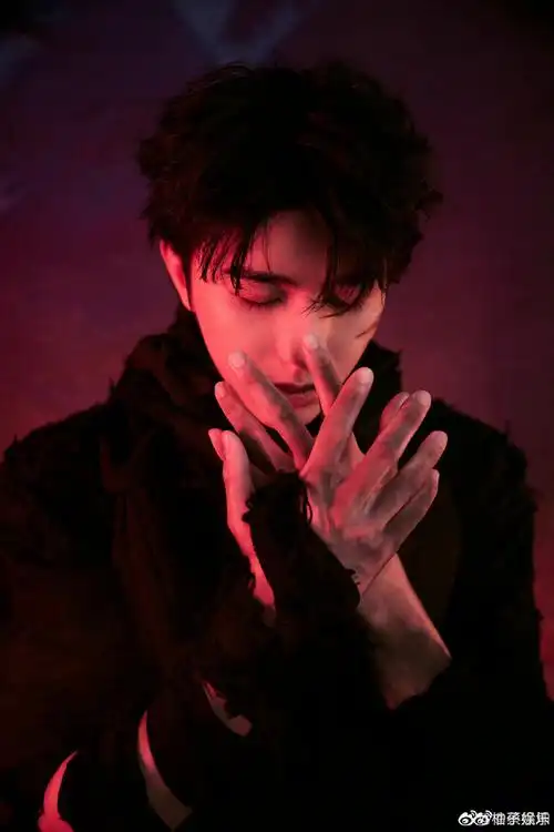 蔡徐坤现象舞台全黑造型##蔡徐坤晒现象舞台花絮照