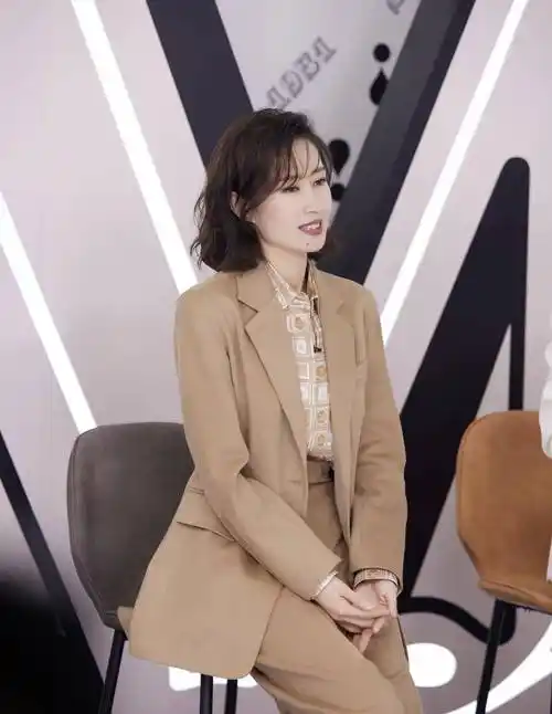 刘敏涛美丽的太好了,穿大地色西装套装出席活动,不像45岁的人_时尚