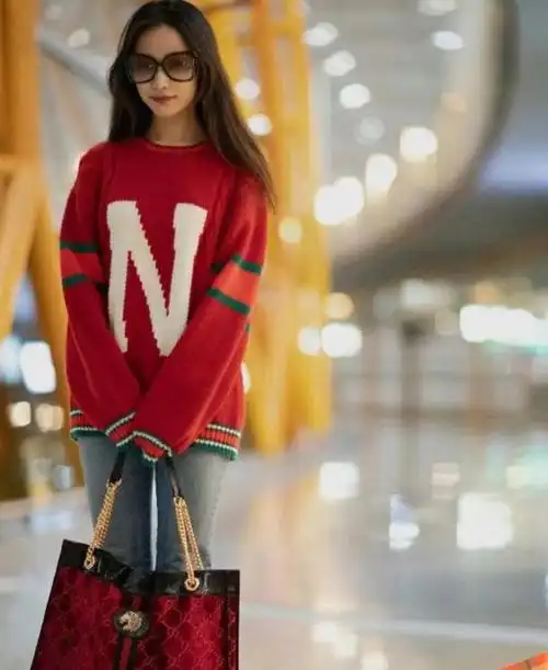 倪妮机场街拍:红色毛衣搭配修身蓝色牛仔裤,太宽松!简约又时尚
