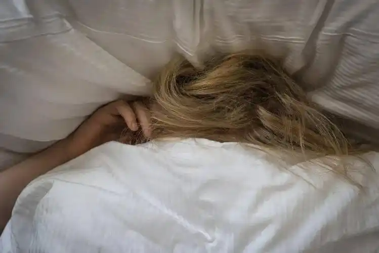 7个睡觉坏习惯,毁你健康让你变丑!尤其是最后一个