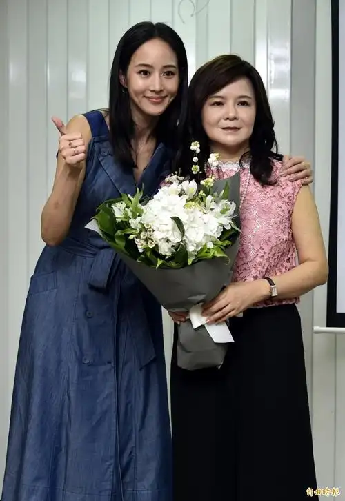 张钧甯(左)出席妈妈郑如晴新书座谈会.(记者陈奕全摄)