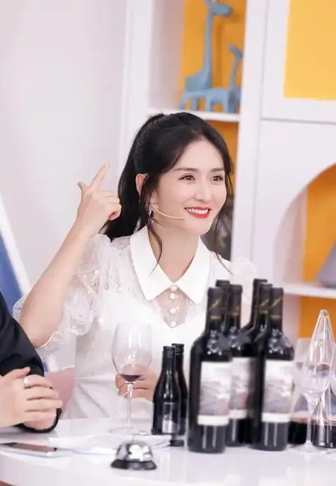 到底是谁在喜欢谢娜?多次被抵制又复出,三大靠山浮出水面