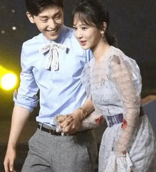 杨紫邓伦再次同框?两人比剪刀手大秀恩爱,却把李现丢一边?