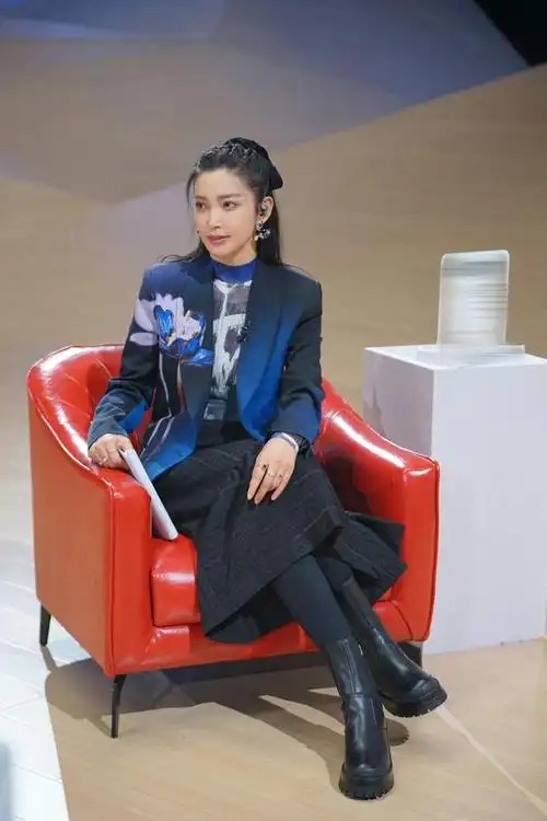 李冰冰美国纽约亮相,哪吒头扮嫩人老心不老,越来越"晓庆化"