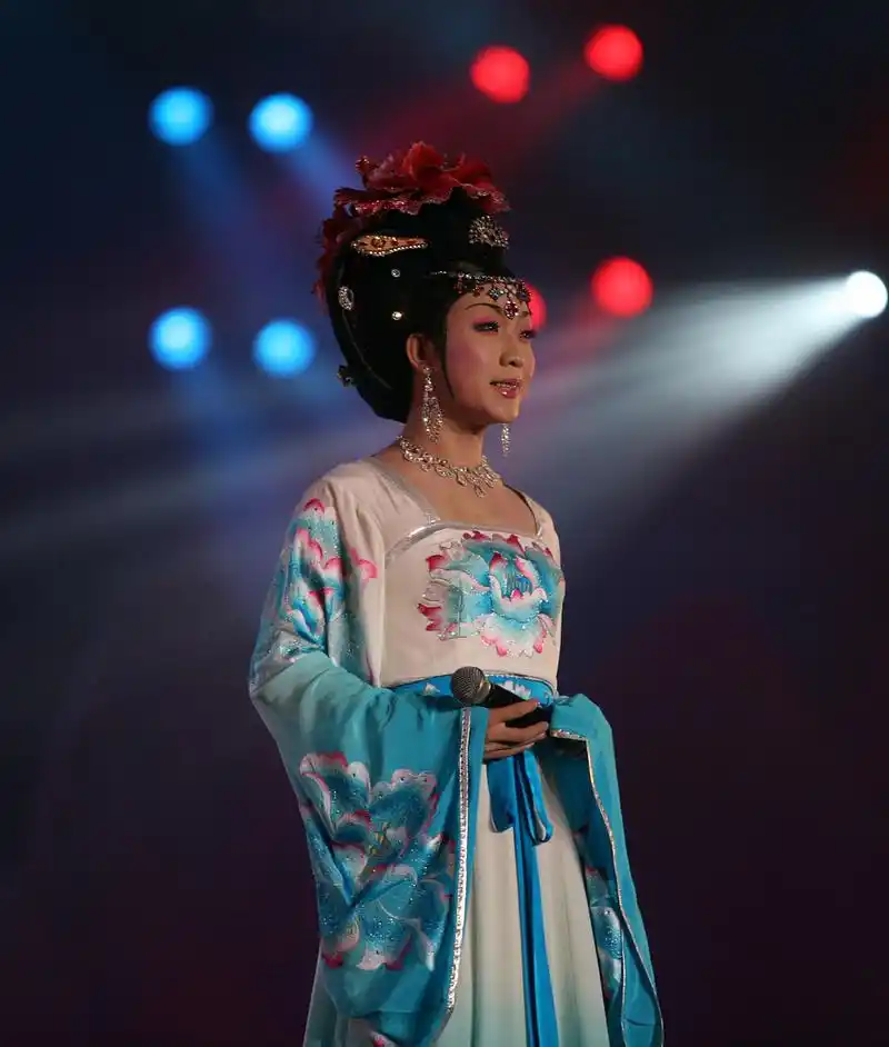 李玉刚四美图被认成回美国# 哈哈哈,李玉刚亲自出来回应说:你们销量