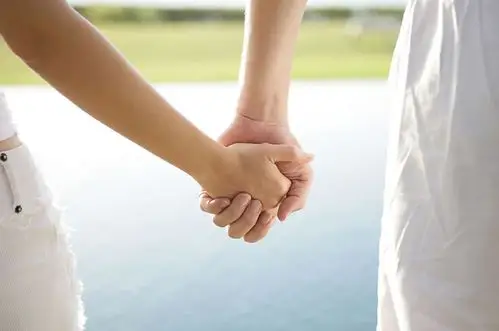 牵着你的手一起去郊游-浪漫情侣牵手图片