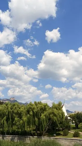 蓝天白云晴朗的天空太漂亮了,今天又是丰富多彩的一天,笑口常开,知足