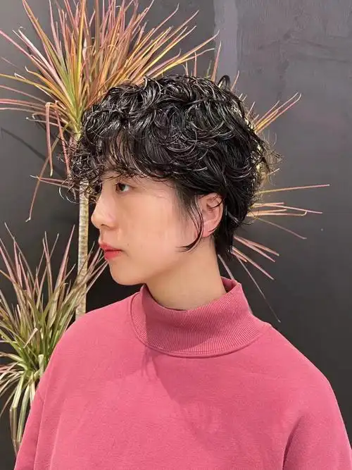 线条流畅清晰短发烫发发型,湿发造型烫卷的头发光泽有质感#短发 #烫发