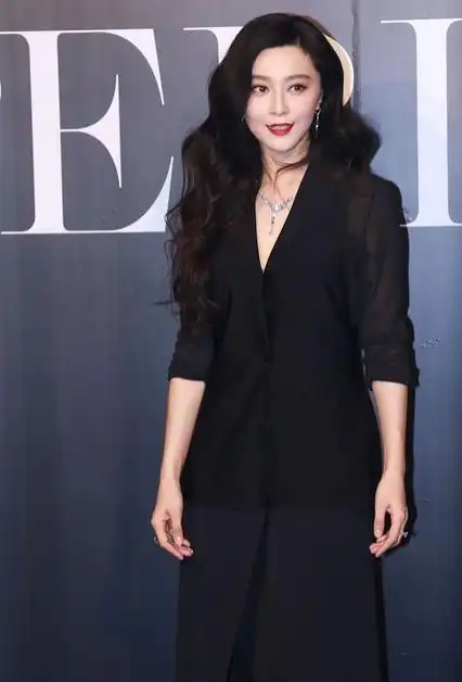 女王驾到!范冰冰大波浪配红唇 气场强大