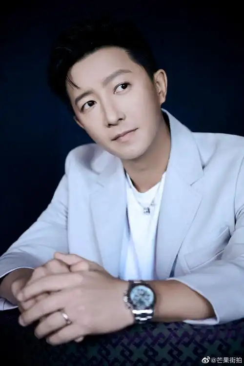 韩庚@韩庚|温暖深秋写真15～身着浅灰色西装,温暖清澈,展示成熟魅力