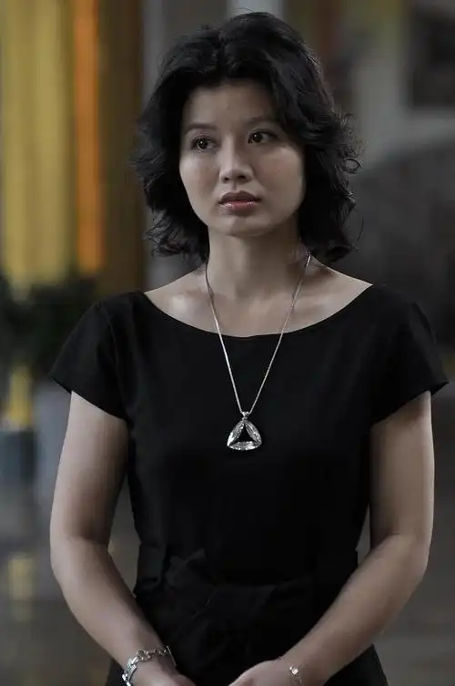 程愫换上女装真漂亮穿淡蓝连衣裙配短发英姿飒爽又甜美