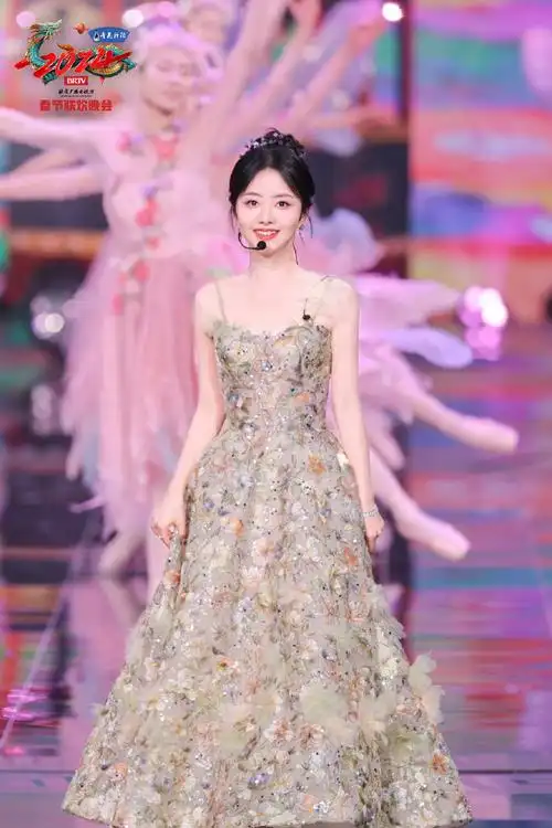 #谭松韵刺绣繁花绿纱裙##谭松韵刺绣繁花裙#