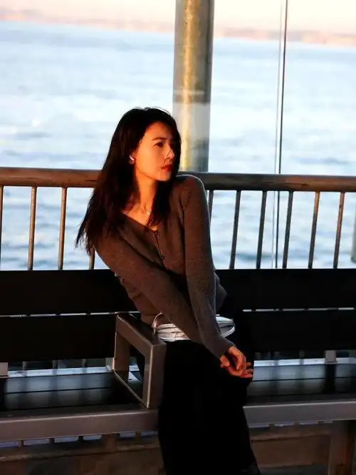 街拍高圆圆 夏天和好友一起街边散步 很接地气