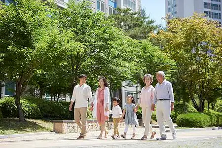 三代同堂传承孝道高清图片三代带狗家庭画像高清图片三代家庭画像高清