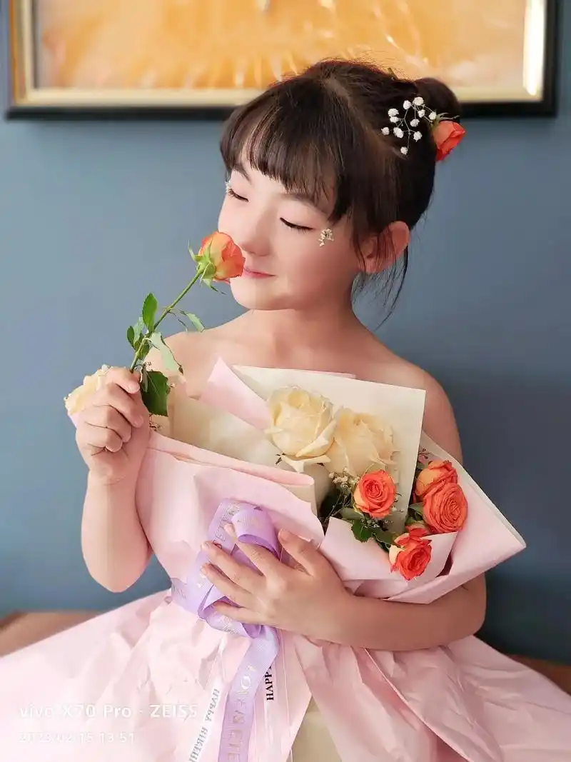 七岁花束写真,时间匆促,发型没顾上设计,有时间再和姐姐拍一次 - 抖音