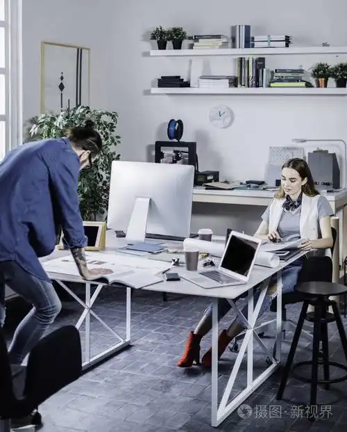 年轻的现代男女图形设计师在办公室工作