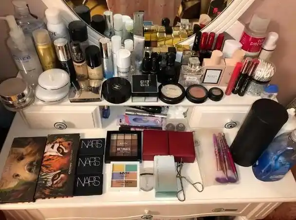 建议女生:化妆品不用买太多,梳妆台常备这3样,已经足够使用了