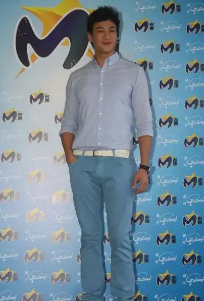 何润东与妻子外出吃饭,幸福快溢出来了