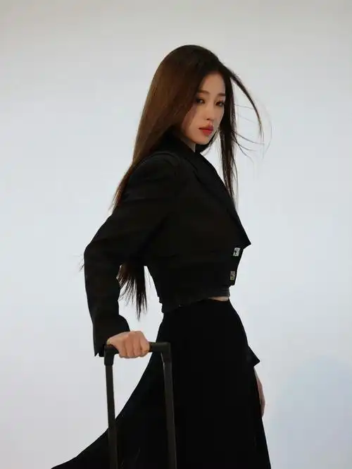虞书欣最新花絮照全黑造型77黑长直发酷飒十足