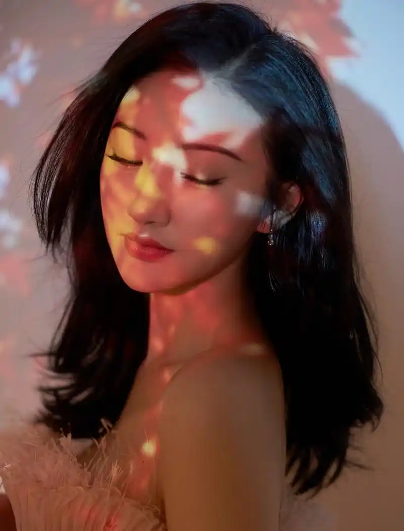 景甜今日亮相芭莎明星慈善夜红毯,一身浅粉色georges chakra couture