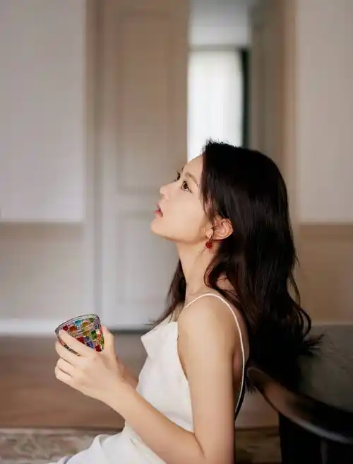 赵今麦一袭吊带白裙静倚窗边长发微卷优雅又甜美