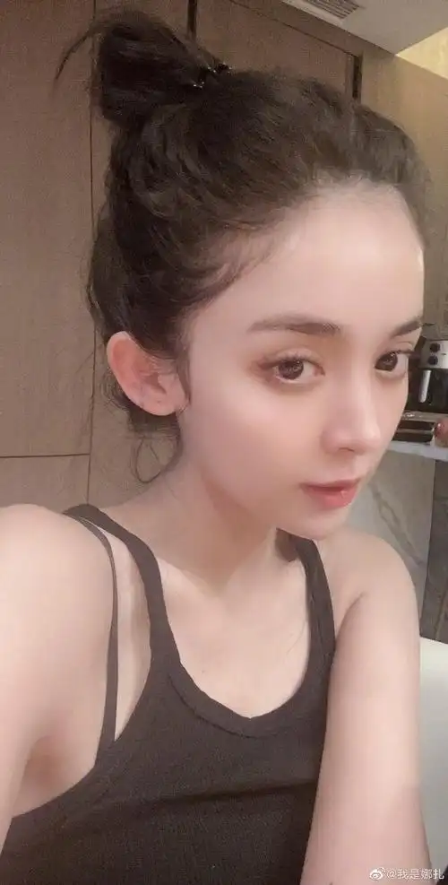 古力娜扎晒12张私房自拍照,精致颜值不怕怼脸拍,泰迪狗抢镜