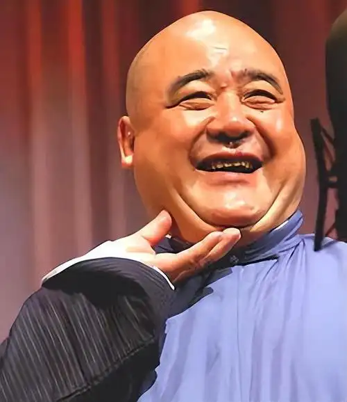 李嘉存体型较胖,还经常留着光头,笑起来的时候跟弥勒佛一样.