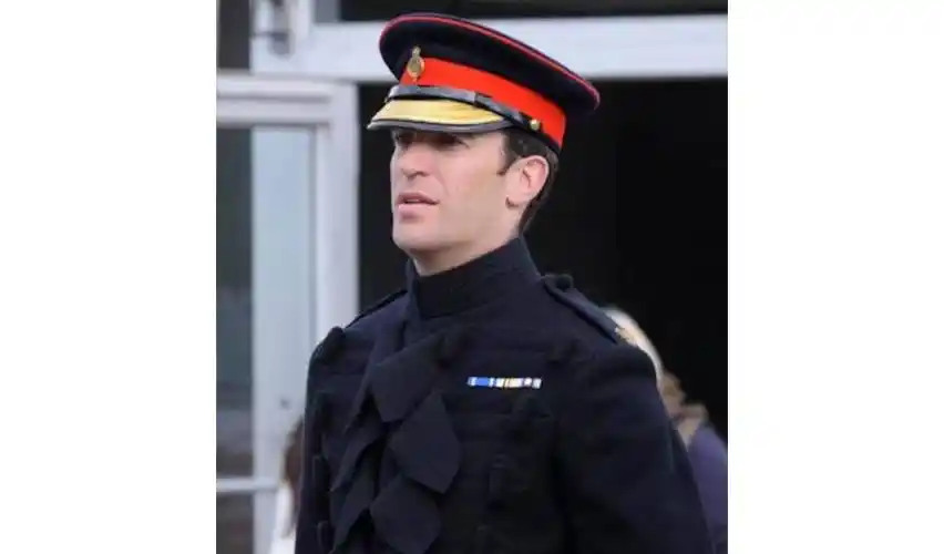 英军的盛装礼服大衣,中将以上军衔才能穿,阅兵指挥不能穿_军官_英国