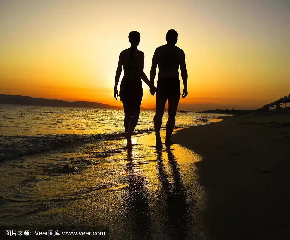 一对情侣在海滩上浪漫地散步