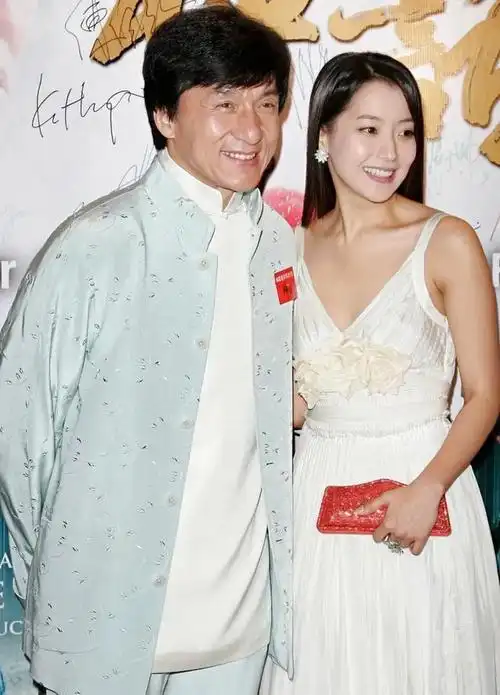 50位女星和成龙的合影曝光每一张经典又珍贵男帅女美都太惹眼