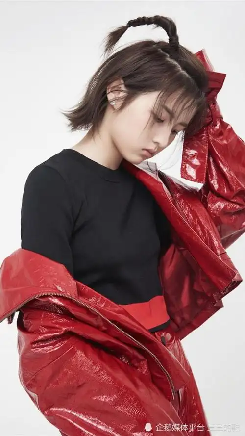 可爱张子枫短发夏日清凉写真the row运动鞋插图