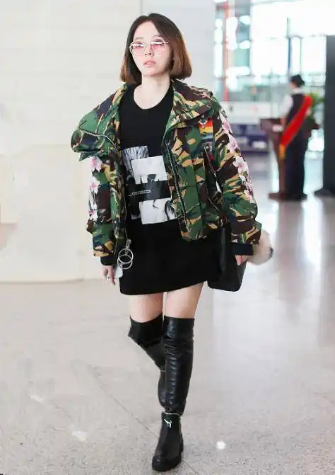 张靓颖很敢穿穿裤子紧还不够上衣也穿得紧明显赘肉太减分