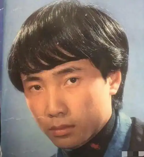 徐峥早年当发型模特旧照曝光 头发乌黑浓密五官酷似张国荣