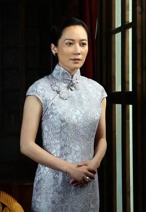 俞飞鸿《东方战场》旗袍剧照