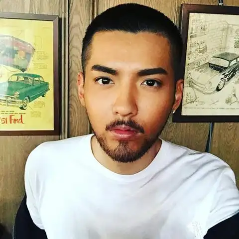 吴亦凡惊现大胡子男神变装逗笑网友