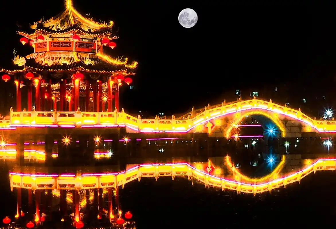 风光摄影:灯火辉煌的月牙湖