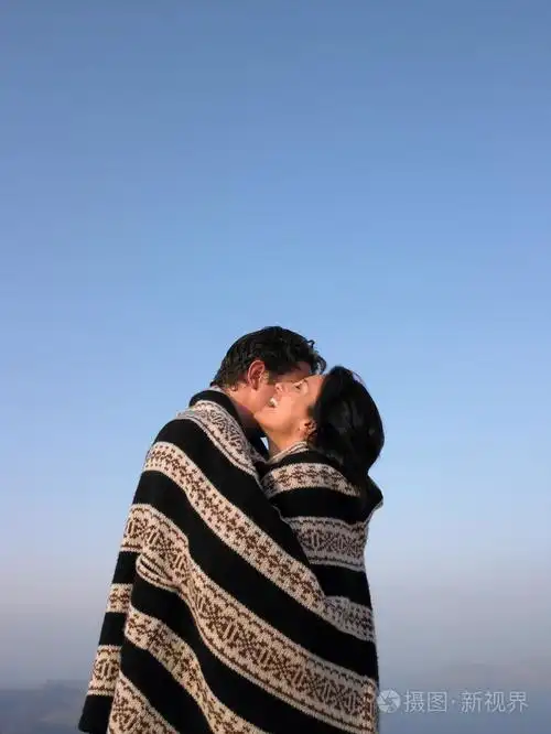 裹这毯子拥抱的情侣