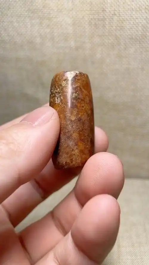 良渚文化红玉管