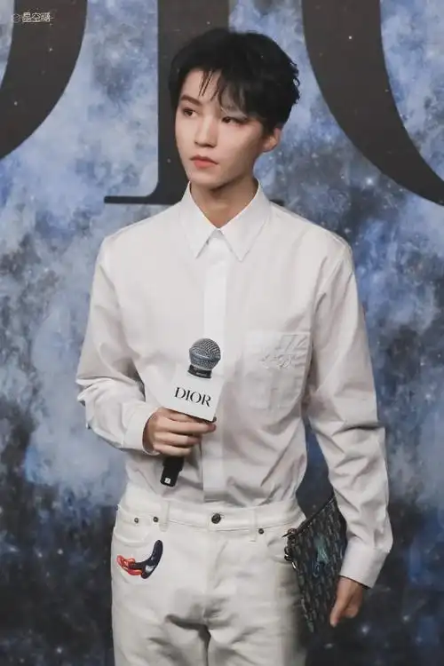 王俊凯白衬衫配挑染刘海