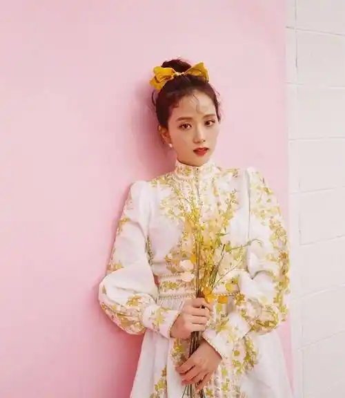 原创金智秀晒旅游库存照穿粗呢连衣裙配大红色外套阳光下明艳动人