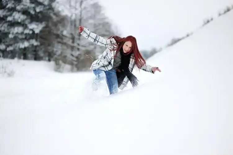 年轻女子在白雪皑皑的森林中