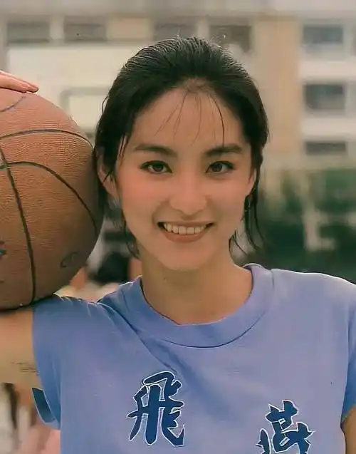 空就会带着这个小妹妹去打篮球,等到戏杀青以后,不止林青霞的身高从1