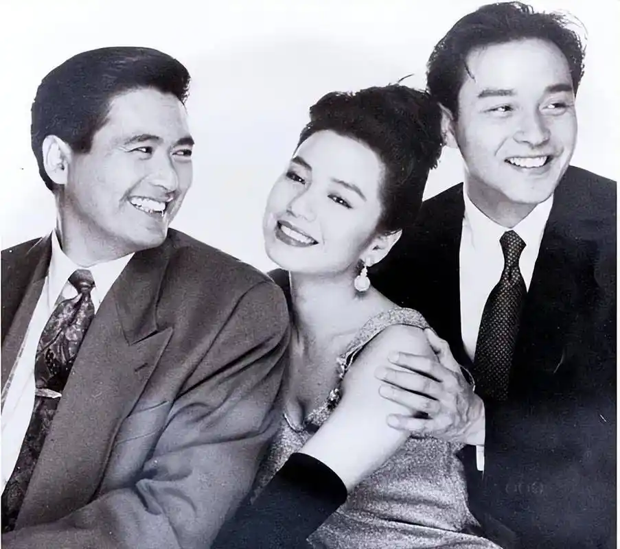 1990年,周润发,张国荣和钟楚红的合影,画面中三人都戴着墨镜,钟楚红靠